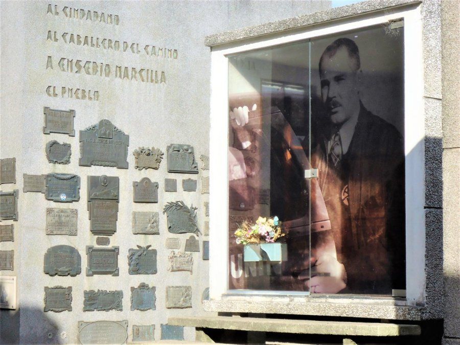 Los restos de Marcilla descansan en el cementerio de Junín (foto) y, en su honor, al 29 de octubre (jornada en la que auxilió a Fangio en 1948) se lo instituyó como el Día de la Caballerosidad Deportiva.