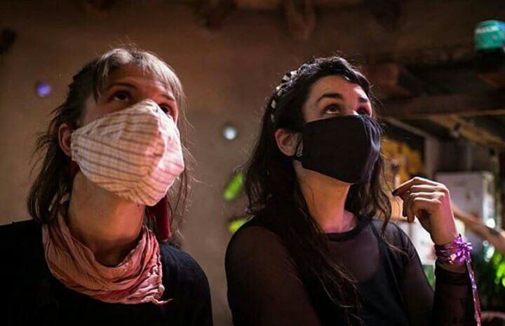 A la izquierda, Camila Bordonaba con su barbijo. Foto: Mateo Sindejardemirar