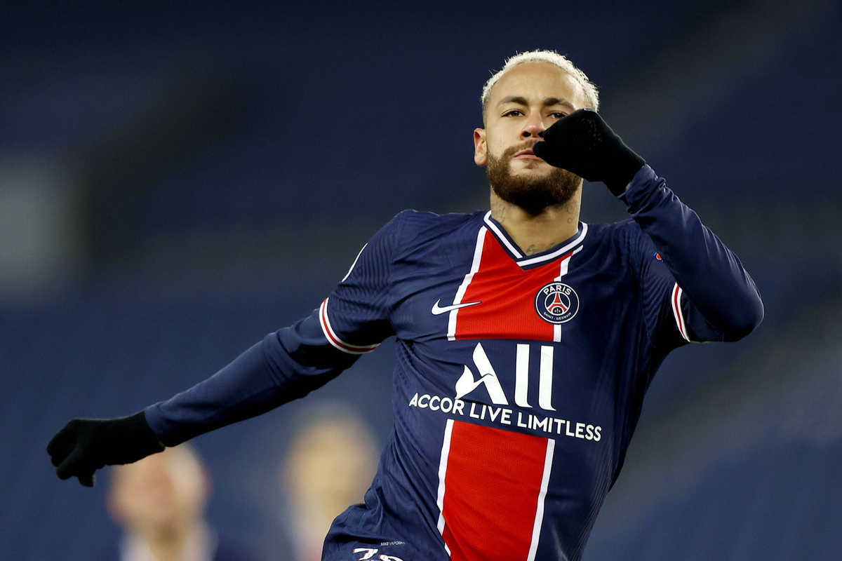 Neymar que renovó recientemente su contrato con los parisinos hasta 2027.