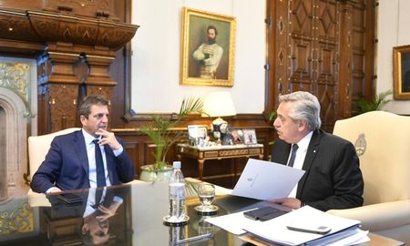 El presidente Alberto Fernández recibió este martes por la tarde en su despacho de Casa Rosada al ministro de Economía, Sergio Massa, que arribó a la Argentina tras su viaje por los Estados Unidos. El presidente Alberto Fernández recibió este martes por la tarde en su despacho de Casa Rosada al ministro de Economía, Sergio Massa, que arribó a la Argentina tras su viaje por los Estados Unidos.