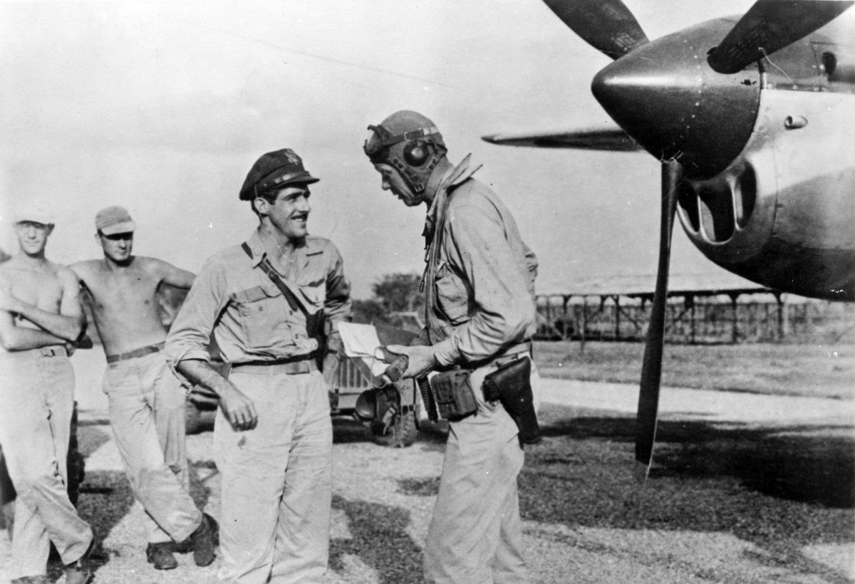 En la Segunda Guerra Mundial fue asesor técnico de Ford en 1942, y consultor de United Aircraft a partir de 1943 que, al año siguiente, lo envió al Teatro de Guerra del Pacífico. En sus seis meses en dicha zona de conflicto, Lindbergh participó –como civil– en incursiones de bombarderos en posiciones japonesas, volando más de 50 misiones de combate. En la Segunda Guerra Mundial fue asesor técnico de Ford en 1942, y consultor de United Aircraft a partir de 1943 que, al año siguiente, lo envió al Teatro de Guerra del Pacífico. En sus seis meses en dicha zona de conflicto, Lindbergh participó –como civil– en incursiones de bombarderos en posiciones japonesas, volando más de 50 misiones de combate.