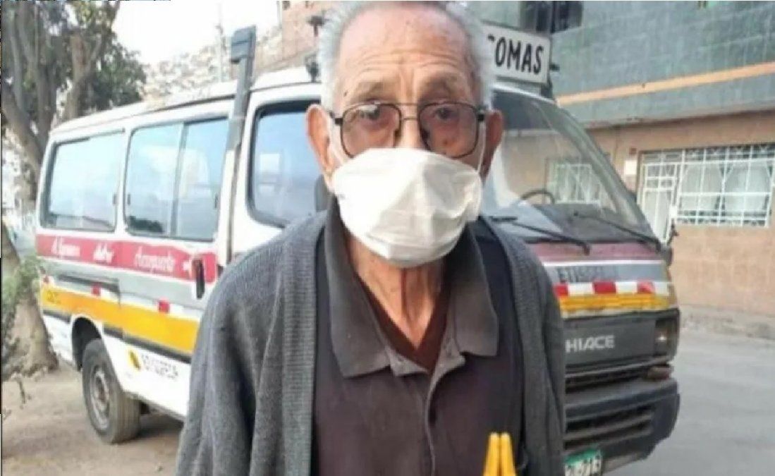 Abuelo de 84 años sale todos los días a la calle a buscar a su perro perdido