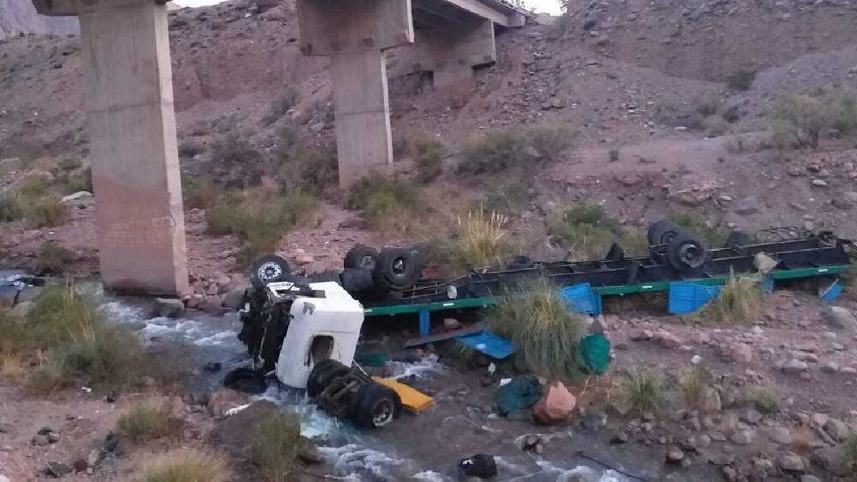 Murió un camionero de 67 años al desbarrancar su vehículo en alta montaña.&nbsp;
