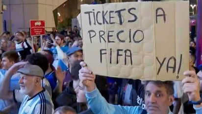 Hinchas argentinos marchan en Qatar para pedir entradas a precio FIFA