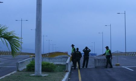 una guerra de escenarios en el puente entre la frontera de venezuela y colombia una guerra de escenarios en el puente entre la frontera de venezuela y colombia