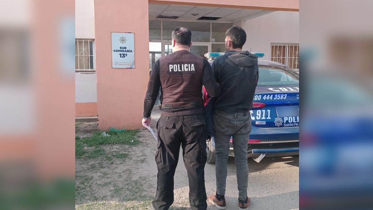 El ladrón quedó detenido y fue puesto a disposición de la Justicia. El ladrón quedó detenido y fue puesto a disposición de la Justicia.