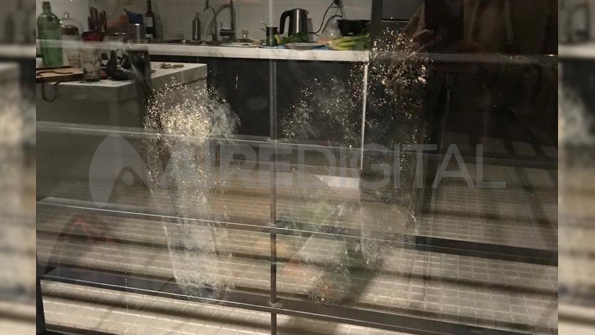 El sospechoso pateó la puerta ventana del ingreso a la vivienda, donde quedaron marcadas las huellas de sus zapatillas