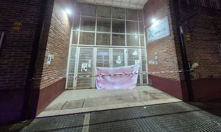 El mensaje apareció colgado en la puerta de una escuela de barrio Tablada en Rosario. El mensaje apareció colgado en la puerta de una escuela de barrio Tablada en Rosario.