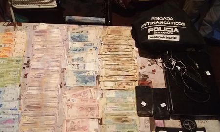 Dinero, computadoras y celulares. Alguno de los elementos secuestrados a lo largo de la causa que investiga a prestamistas violentos. Dinero, computadoras y celulares. Alguno de los elementos secuestrados a lo largo de la causa que investiga a prestamistas violentos.