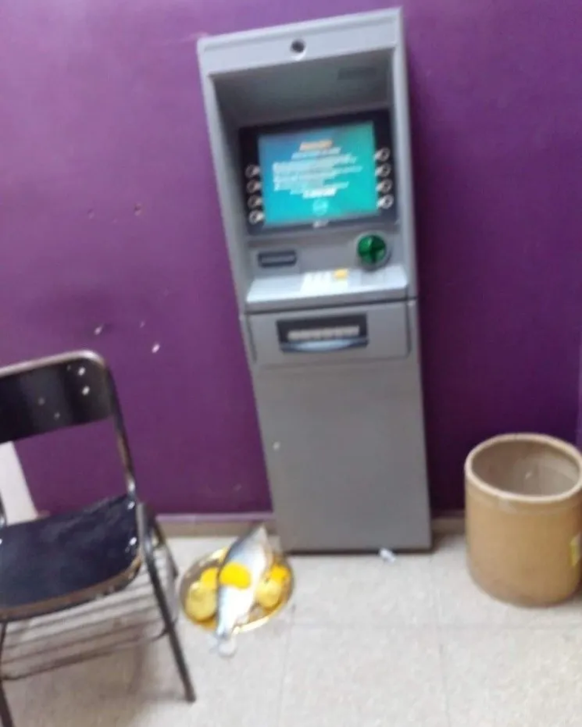 Junto al pescado y las frutas, había una nota escrita por el autor de la ofrenda dedicada al