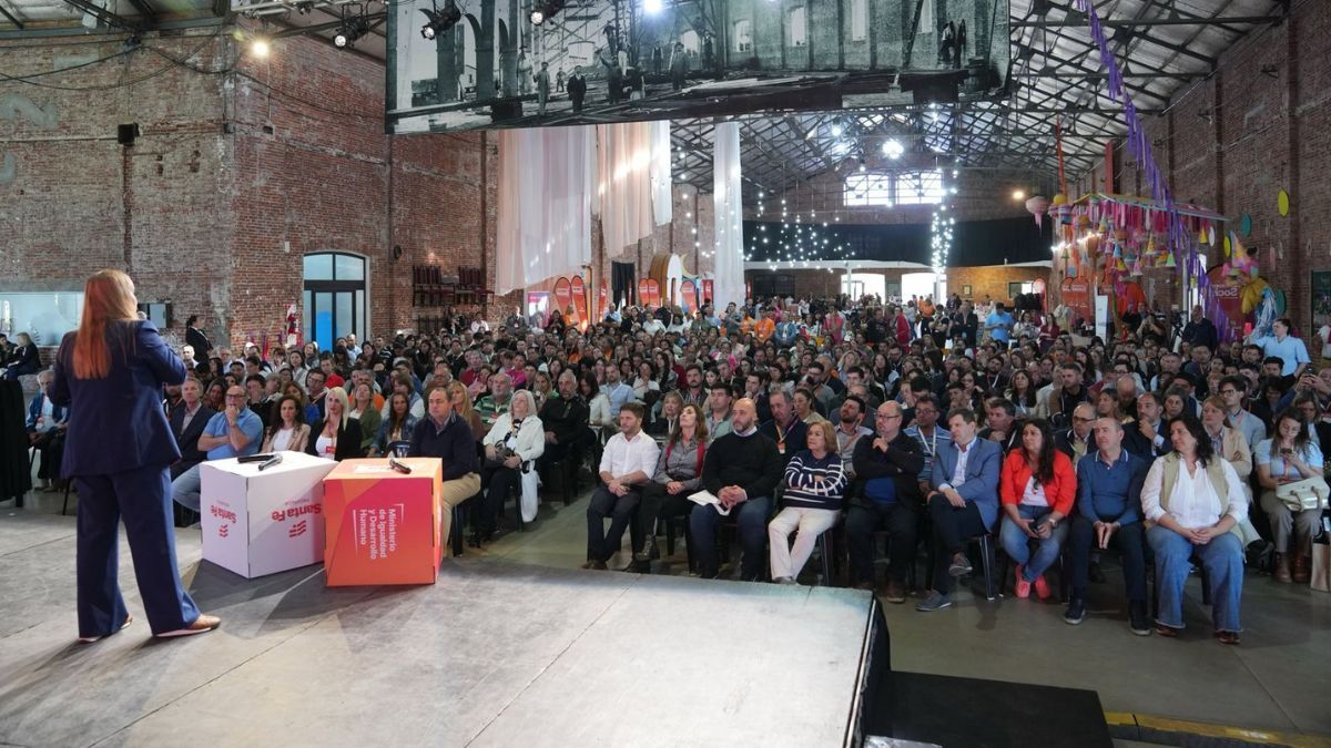 Este martes, se realizó en La Redonda, en la ciudad de Santa Fe, el Primer Encuentro Provincial de Actores de la Economía Social, con más de 300 emprendedores de toda la provincia, todos ellos participantes de esta iniciativa. Este martes, se realizó en La Redonda, en la ciudad de Santa Fe, el Primer Encuentro Provincial de Actores de la Economía Social, con más de 300 emprendedores de toda la provincia, todos ellos participantes de esta iniciativa.