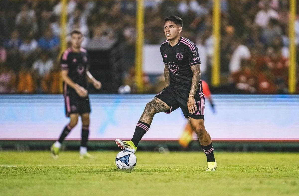 Farías sufrió la rotura del ligamento cruzado anterior de la rodilla izquierda. Farías sufrió la rotura del ligamento cruzado anterior de la rodilla izquierda.