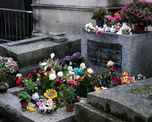 La foto de la tumba de Jim Morrison en el cementerio Père Lachaise de París La foto de la tumba de Jim Morrison en el cementerio Père Lachaise de París