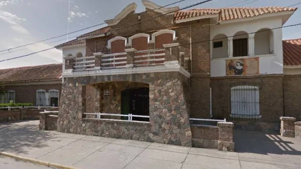 La madre denunció el hecho y exigió sanciones ejemplificadoras mientras la víctima recibe seguimiento médico.