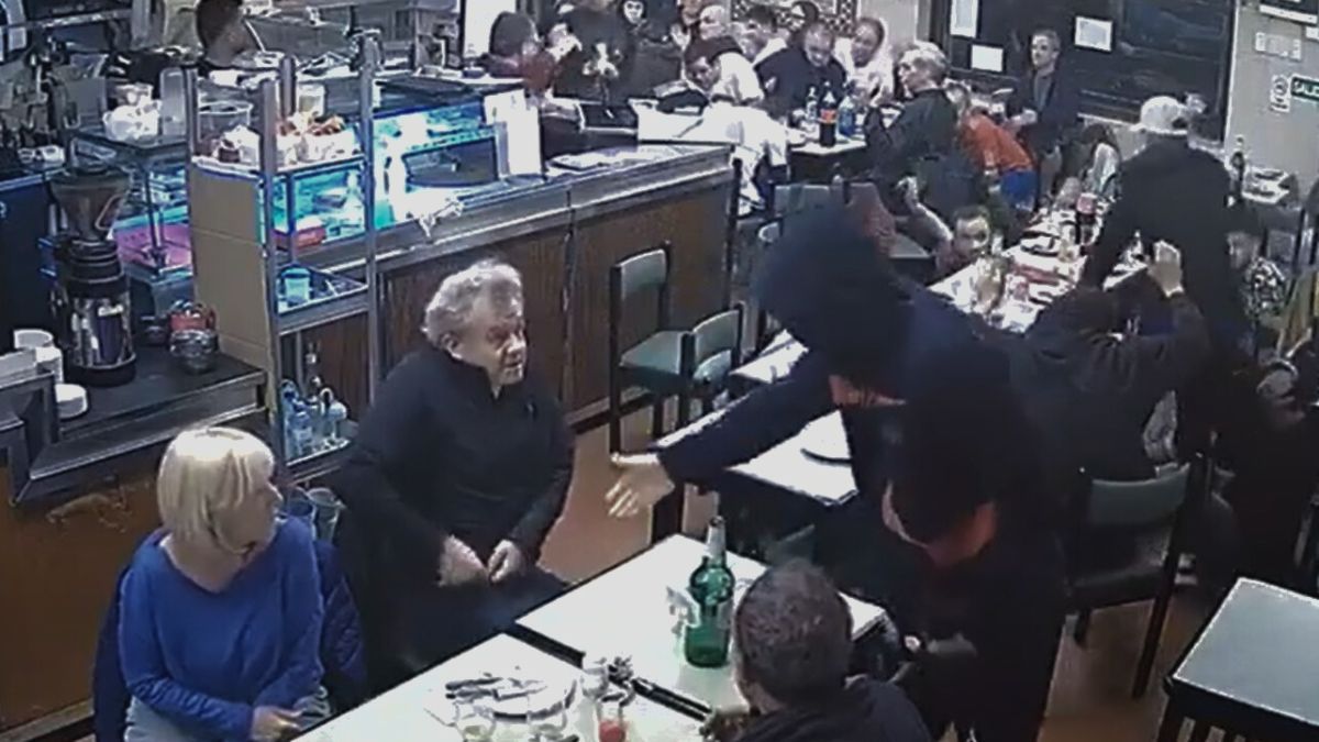 Cuatro ladrones ingresaron a una popular pizzería de Buenos Aires y le robaron a los comensales.