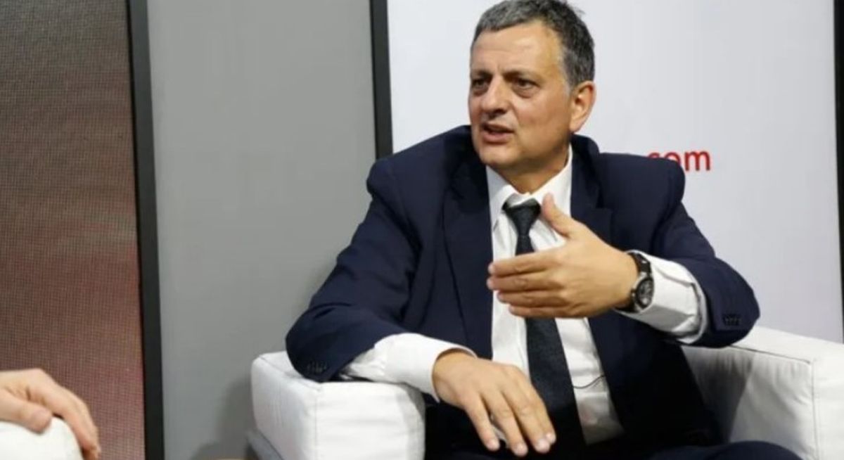 Respecto al usuario de los combustibles, como por ejemplo los taxistas, el mensaje de Marín fue que “los aumentos que hizo YPF son mucho menores de los que tendría que haber hecho, que no especuló, sino que hicimos el menor impacto posible para los consumidores”. Respecto al usuario de los combustibles, como por ejemplo los taxistas, el mensaje de Marín fue que “los aumentos que hizo YPF son mucho menores de los que tendría que haber hecho, que no especuló, sino que hicimos el menor impacto posible para los consumidores”.