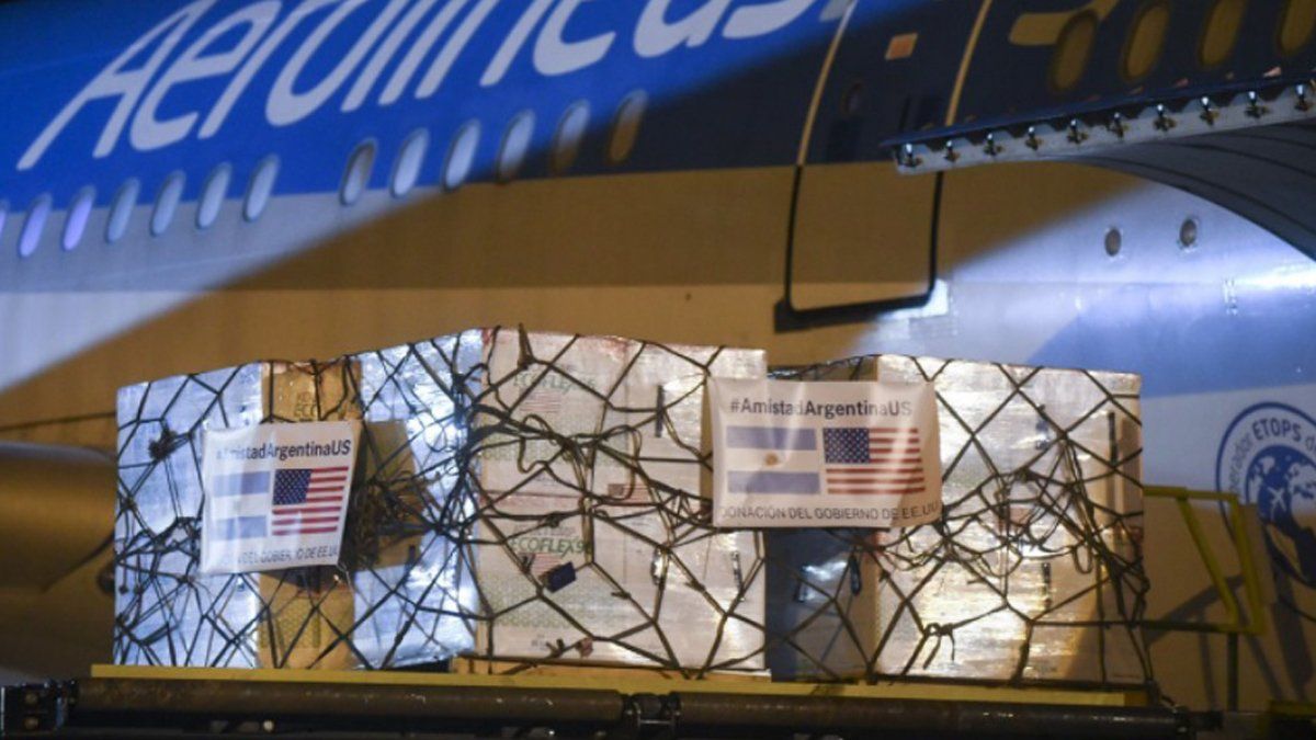 El primer vuelo con ayuda humanitaria desde Argentina parte con destino final a Polonia.