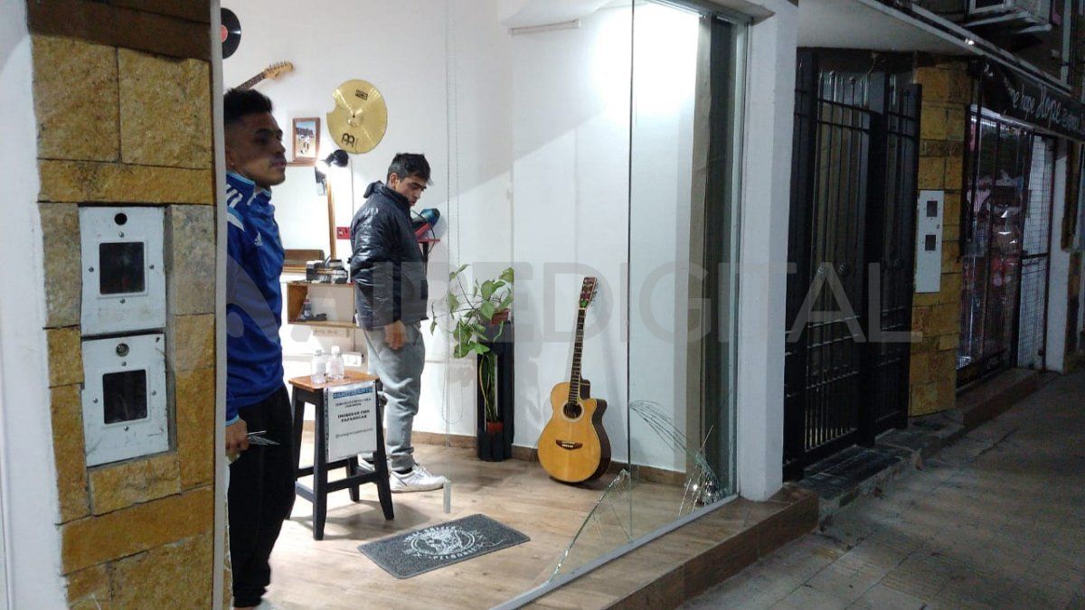 Lucas Grecco, el dueño de la peluquería, contó que planeaba colocar alarmas y rejas debido a la cantidad de robos que se producen en la avenida General Paz