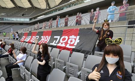 Colocaron muñecas sexuales con carteles simulando la hinchada en las tribunas. Colocaron muñecas sexuales con carteles simulando la hinchada en las tribunas.