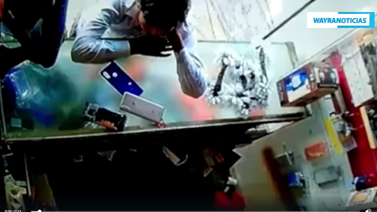 Estaba arreglando un celular y la batería le explotó en la cara: el video viral