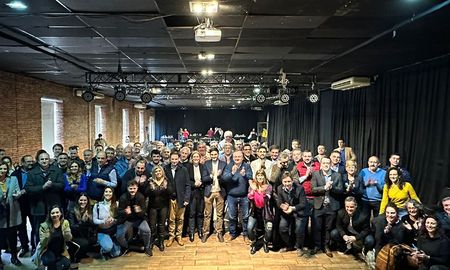 Los 15 partidos que forman Unidos para Cambiar Santa Fe se reunieron para dar otra muestra de unidad, tras las Paso del domingo pasado. Los 15 partidos que forman Unidos para Cambiar Santa Fe se reunieron para dar otra muestra de unidad, tras las Paso del domingo pasado.