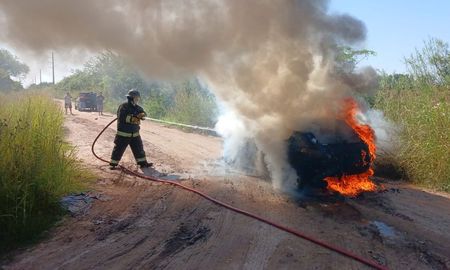 Un Peugeot 206 se incendió cerca de calle Presidente Roca y Ruta 11, en Recreo. Un Peugeot 206 se incendió cerca de calle Presidente Roca y Ruta 11, en Recreo.