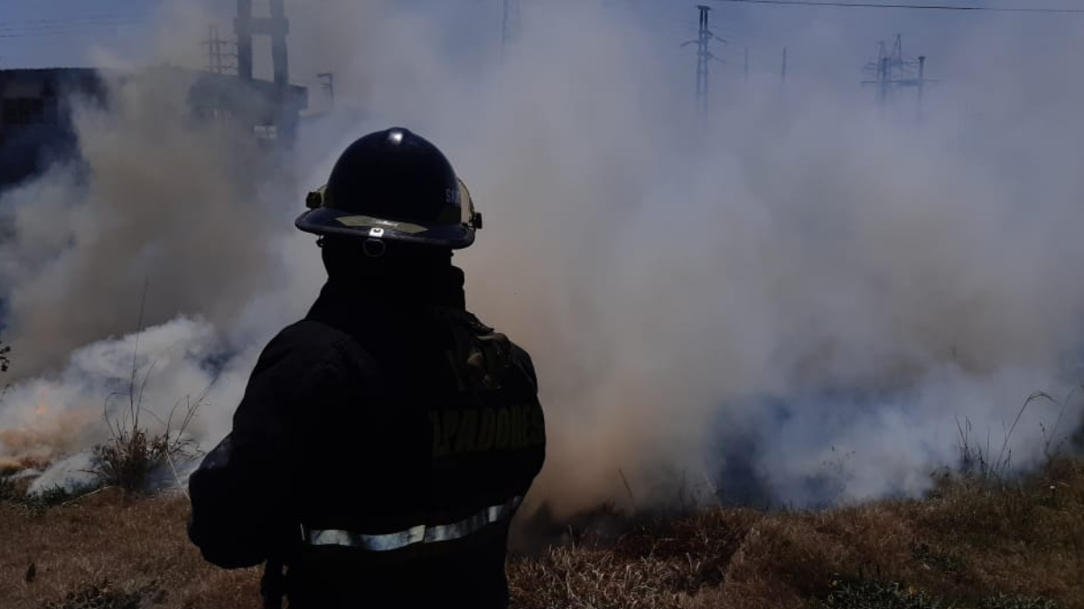 Los bomberos controlaban una de las quemas de pastizales que se desataron este domingo en Santa Fe
