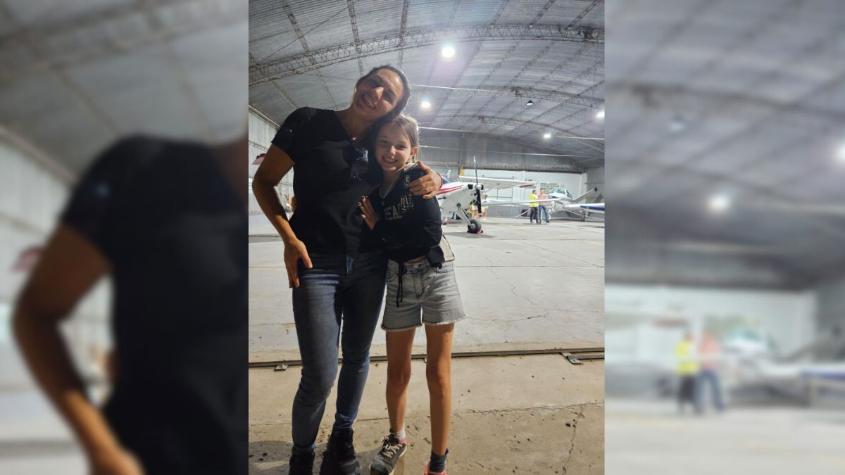 Lorena y Celeste, unidas por la pasión de volar. Lorena y Celeste, unidas por la pasión de volar.