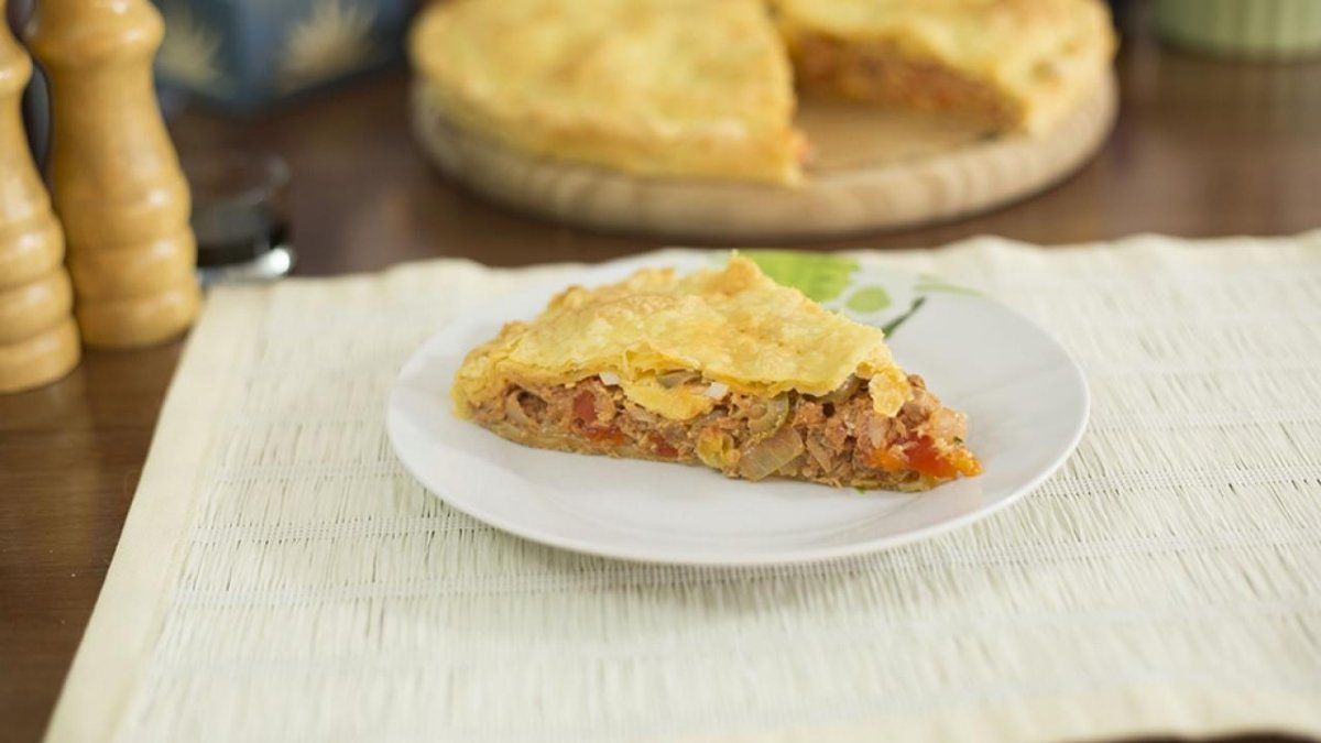 La tarta de atún casera es una receta versátil que se puede adaptar con diferentes verduras