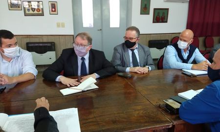 Autoridades provinciales, municipales y dirigentes de Unión se reunieron para organizar el operativo de seguridad para el partido del viernes. Autoridades provinciales, municipales y dirigentes de Unión se reunieron para organizar el operativo de seguridad para el partido del viernes.