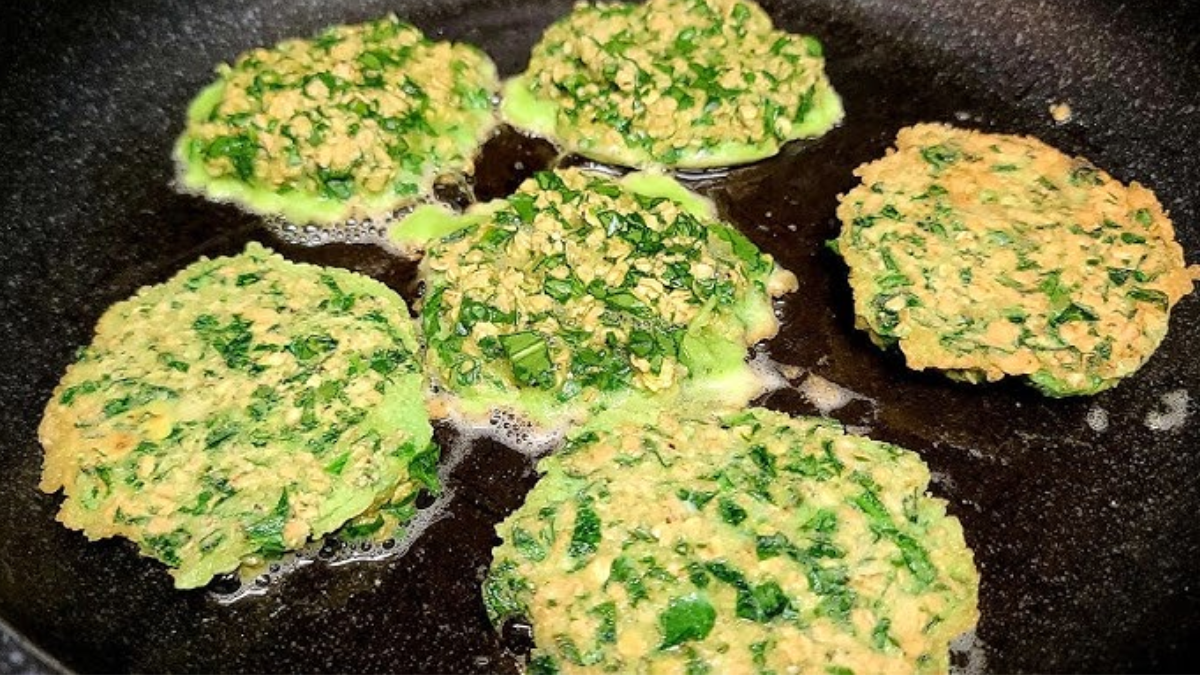 Omelette de avena y espinaca en sartén. Omelette de avena y espinaca en sartén.