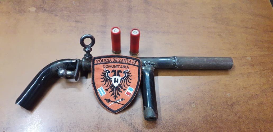 La policía comunitaria le incautó a uno de los jóvenes una tumbera