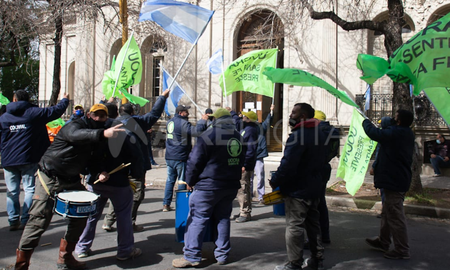 Los trabajadores se concentaron para protestar durante la audiencia en la cartera laboral de la provincia. Los trabajadores se concentaron para protestar durante la audiencia en la cartera laboral de la provincia.