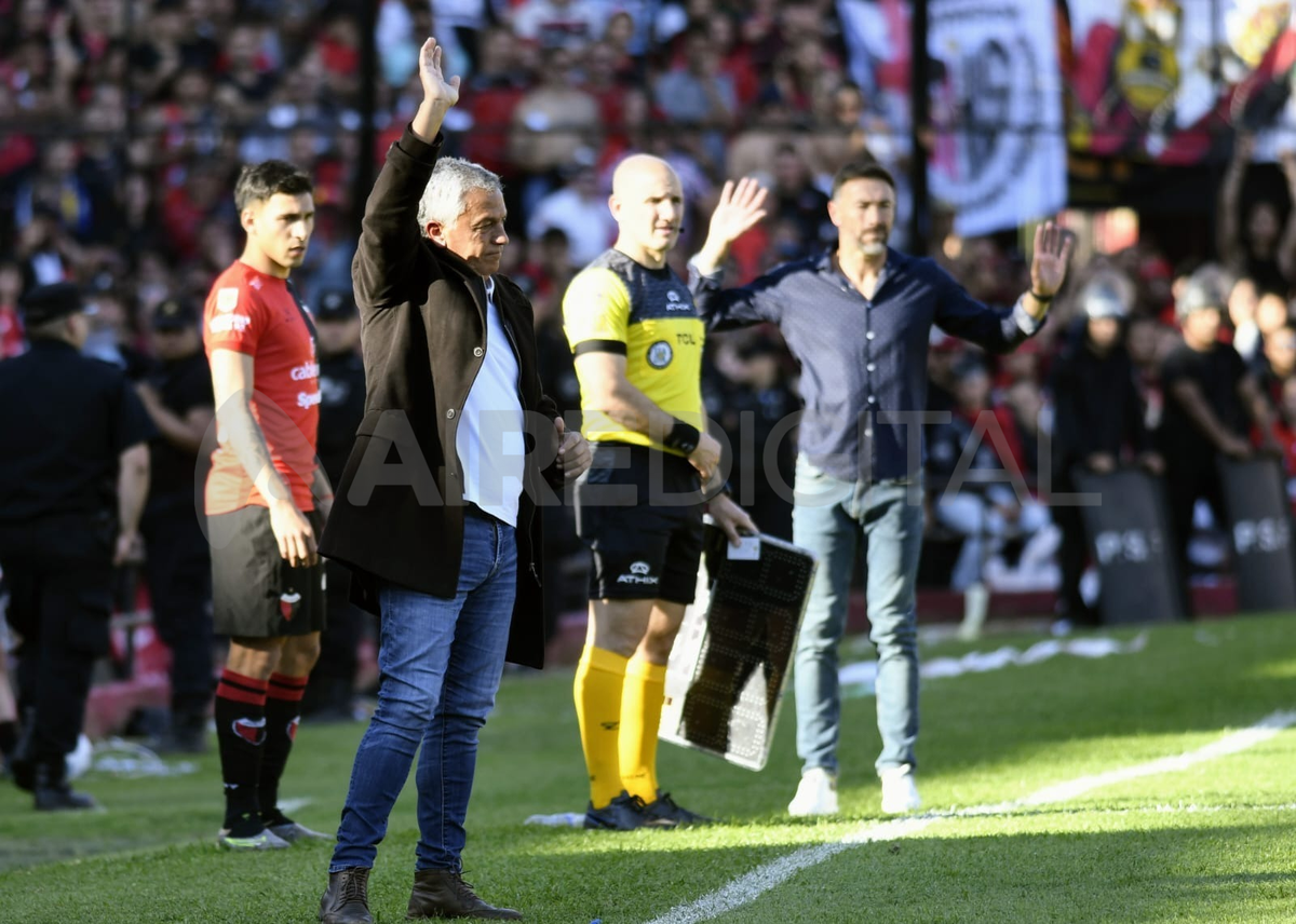 Colón y Unión se fueron al descanso 0-0 en el clásico. Colón y Unión se fueron al descanso 0-0 en el clásico.