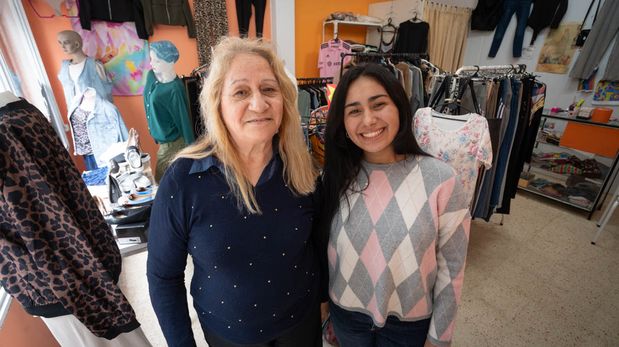Norma Flores (66) y Araceli Figueroa (19), mamá e hija de Jesica Caparrós, víctima de femicidio.