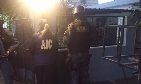 Los cuatro allanamientos se realizaron durante la noche del sábado en Rosario. Los cuatro allanamientos se realizaron durante la noche del sábado en Rosario.