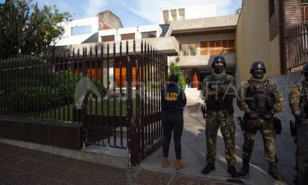 Cerca de las 7, agentes del GOE y de la AIC irrumpieron en la suntuosa propiedad. Cerca de las 7, agentes del GOE y de la AIC irrumpieron en la suntuosa propiedad.