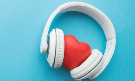 Otro de los beneficios de la música es el poder que tienen para transportarnos al pasado. Otro de los beneficios de la música es el poder que tienen para transportarnos al pasado.