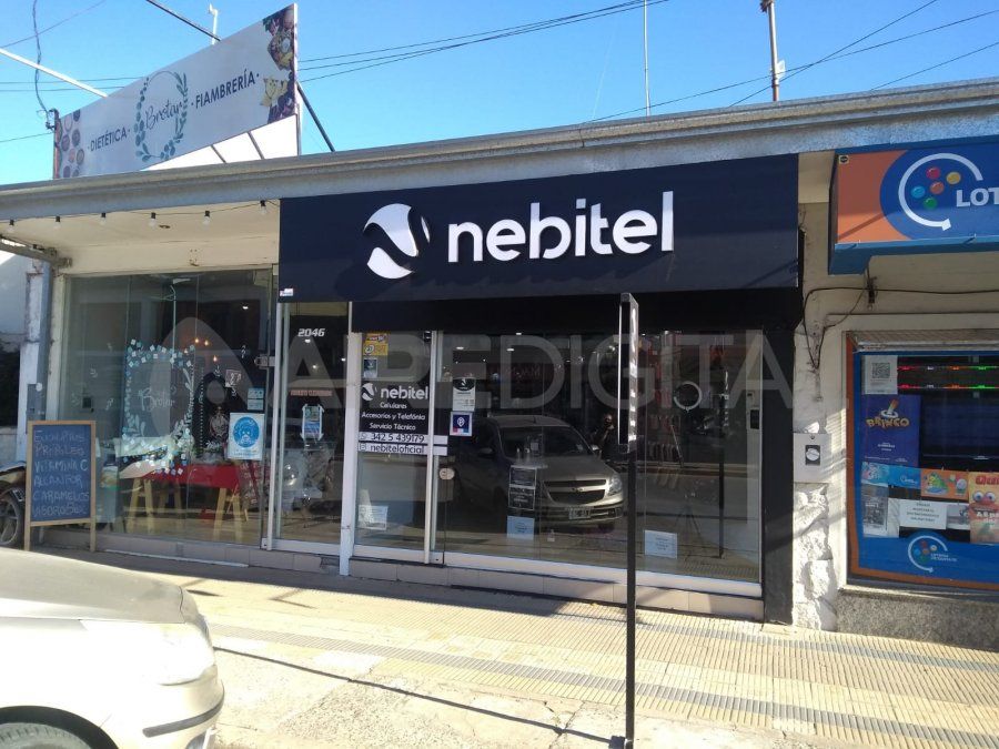 Entró a robar a un negocio, luchó con el empleado y disparó dos veces un arma de fuego