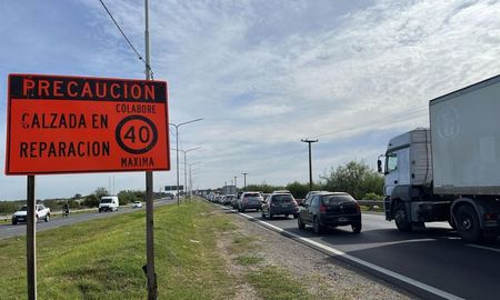 Las obras que se realizan sobre la autopista Autopista Rosario-Santa Fe provocaron este jueves importantes demoras y largas filas de vehículos en sentido hacia Rosario. Las obras que se realizan sobre la autopista Autopista Rosario-Santa Fe provocaron este jueves importantes demoras y largas filas de vehículos en sentido hacia Rosario.