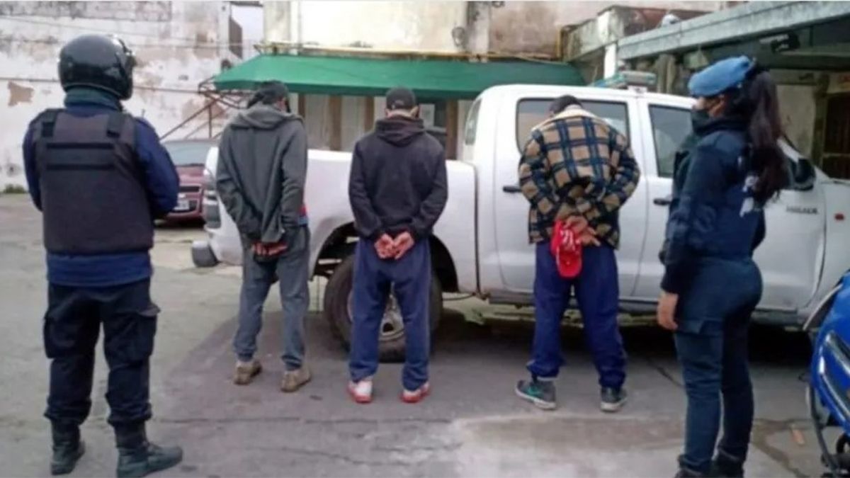 La Plata - la polic&iacute;a detuvo a los agresores