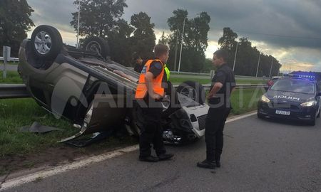Por el choque, la Eco Sport volcó y quienes viajaban en el vehículo están fuera de peligro. Por el choque, la Eco Sport volcó y quienes viajaban en el vehículo están fuera de peligro.