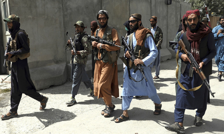 video: talibanes disparan contra manifestantes pacificos y golpean a periodistas en jalalabad video: talibanes disparan contra manifestantes pacificos y golpean a periodistas en jalalabad