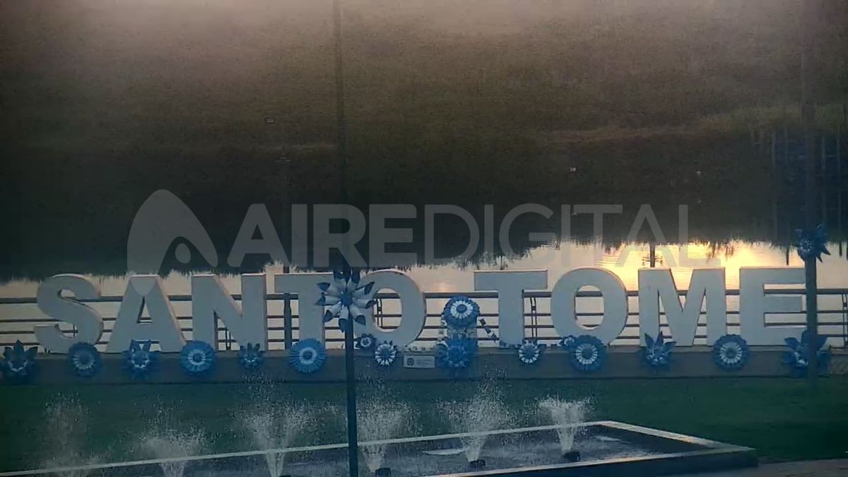 Un grupo de vecinos de Santo Tomé trabajó para vestir las letras corpóreas de celeste y blanco.