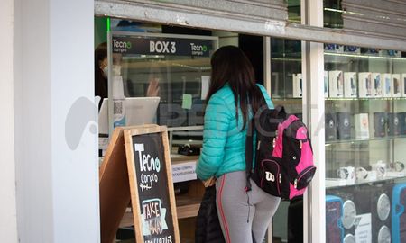 Los comercios no esenciales de Santa Fe trabajan puertas adentro con atención para retiro de pedidos. Los comercios no esenciales de Santa Fe trabajan puertas adentro con atención para retiro de pedidos.