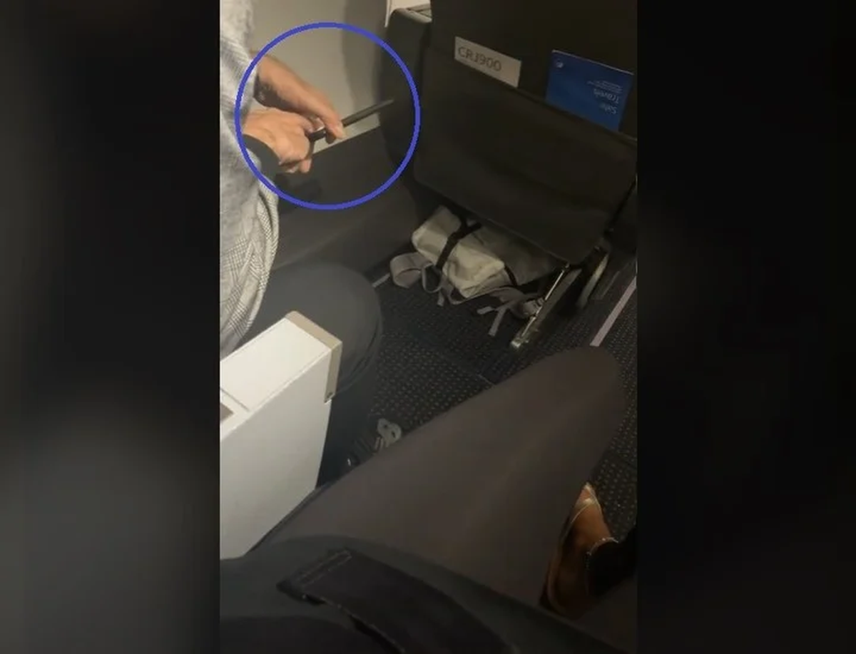 Infraganti. El hombre sacó fotos de sus pies, según aseveró la mujer. Foto: captura/TikTok @alibedrossian