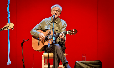 El artista de 79 años está aislado e informó al público que se encuentra bien gracias al hecho de estar vacunado. El artista de 79 años está aislado e informó al público que se encuentra bien gracias al hecho de estar vacunado.