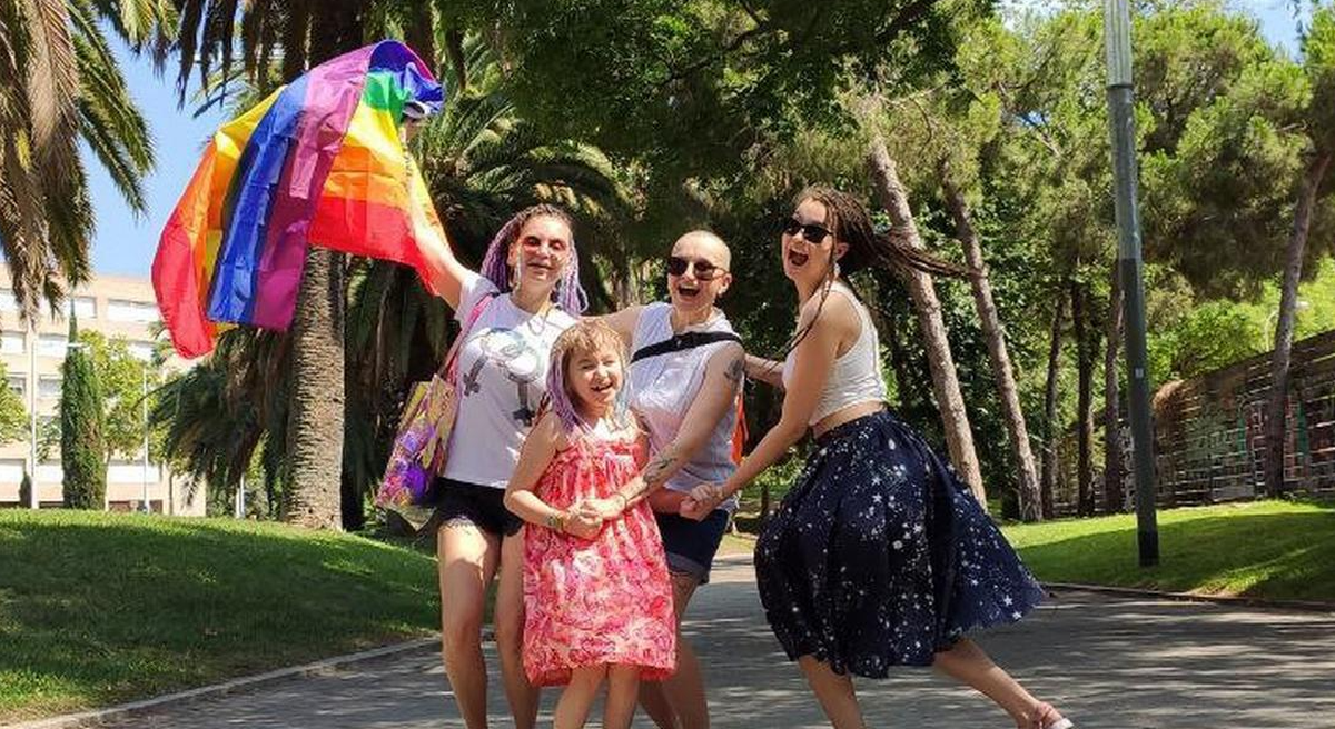 Una familia LGBTQ rusa que se mudó a España. Una familia LGBTQ rusa que se mudó a España.