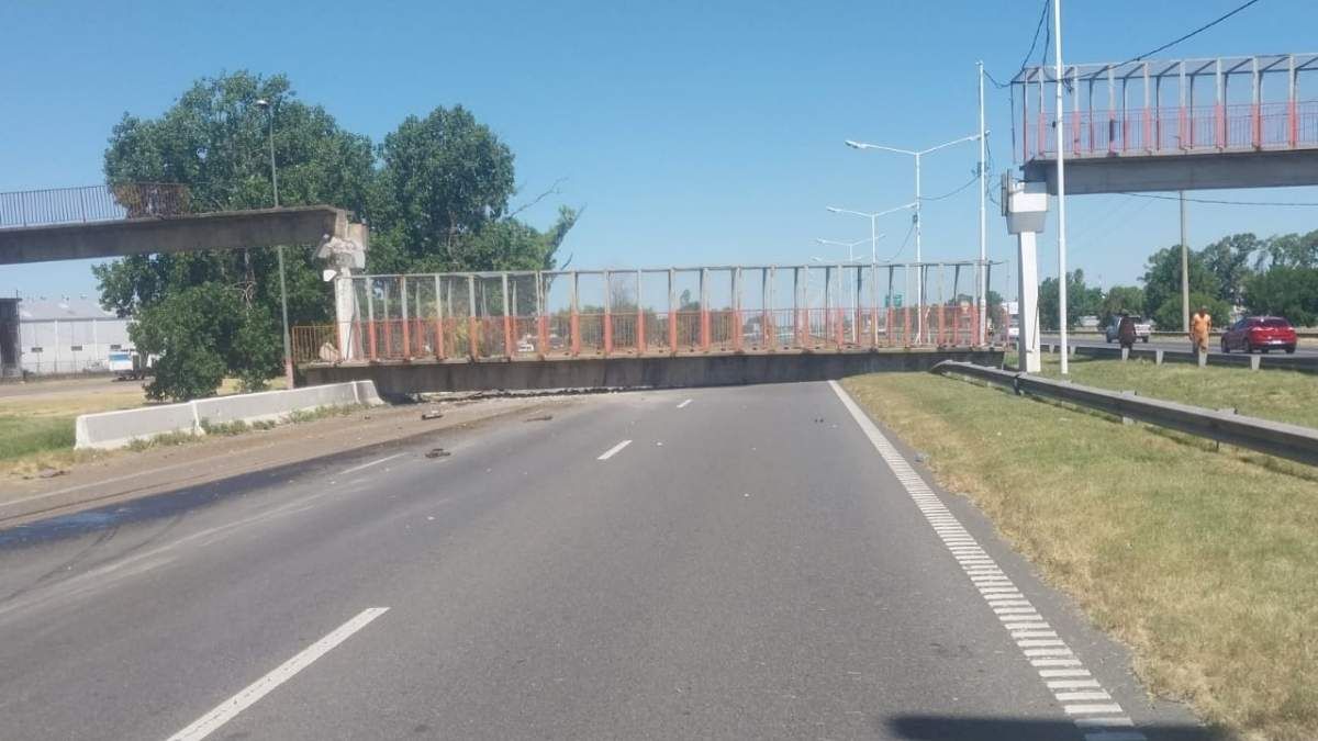 El puente peatonal quedó destruido tras ser arrastrado por un camión