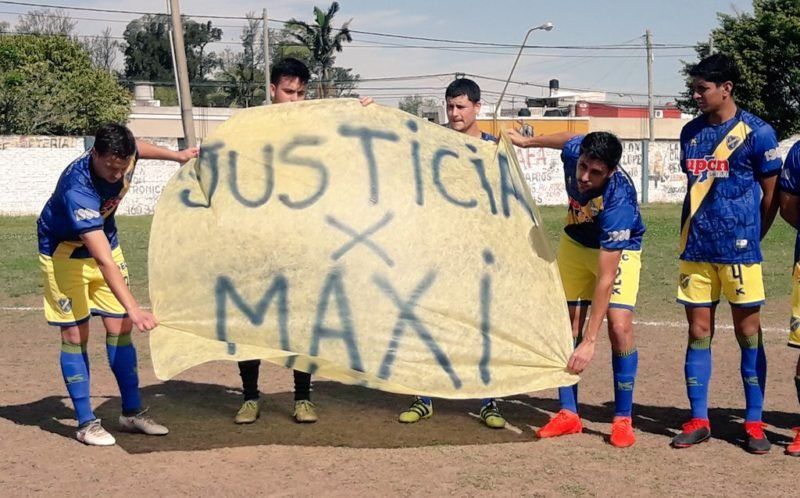 Homenaje a Maxi Olmos: Sportivo Guadalupe le entregó a su mamá la última camiseta que usó el joven